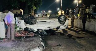 अयोध्या में पलटी हुई कार, मौके पर मौजूद लोगअयोध्या में पलटी हुई कार, मौके पर मौजूद लोग