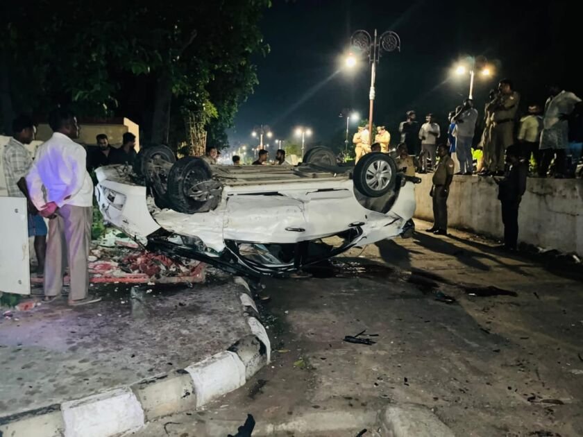अयोध्या में पलटी हुई कार, मौके पर मौजूद लोगअयोध्या में पलटी हुई कार, मौके पर मौजूद लोग