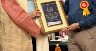 महराजगंज में डॉ हेमंत श्रीवास्तव को चिकित्सा गौरव सम्मान प्राप्त करते हुए