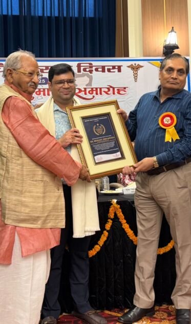 महराजगंज में डॉ हेमंत श्रीवास्तव को चिकित्सा गौरव सम्मान प्राप्त करते हुए