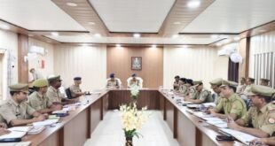 मीरजापुर में IG RP सिंह की पुलिस अधिकारियों संग समीक्षा बैठक