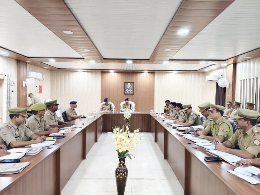 मीरजापुर में IG RP सिंह की पुलिस अधिकारियों संग समीक्षा बैठक