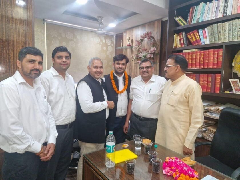 हिमांशु शर्मा को बार काउंसिल सदस्य नियुक्त करते महासचिव सुरिंदर दत्त शर्मा
