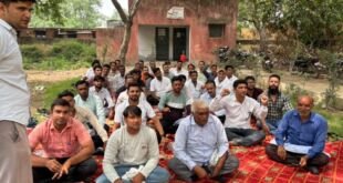 छायंसा बिजली विभाग कार्यालय पर धरना देते कर्मचारी