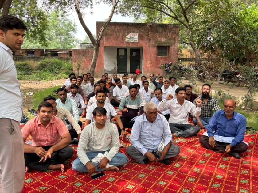 छायंसा बिजली विभाग कार्यालय पर धरना देते कर्मचारी