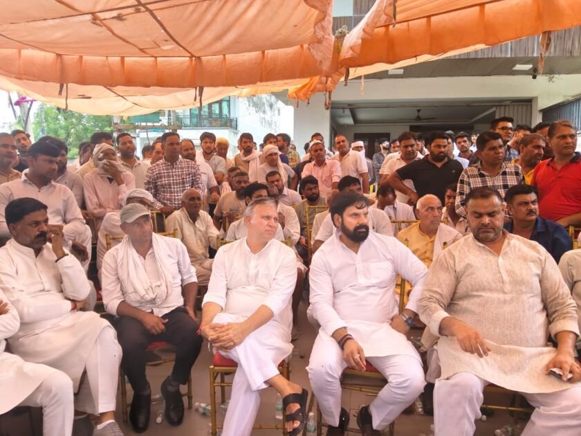 अनंगपुर गांव में तोड़फोड़ के खिलाफ कांग्रेस नेता विजय प्रताप का विरोध प्रदर्शन