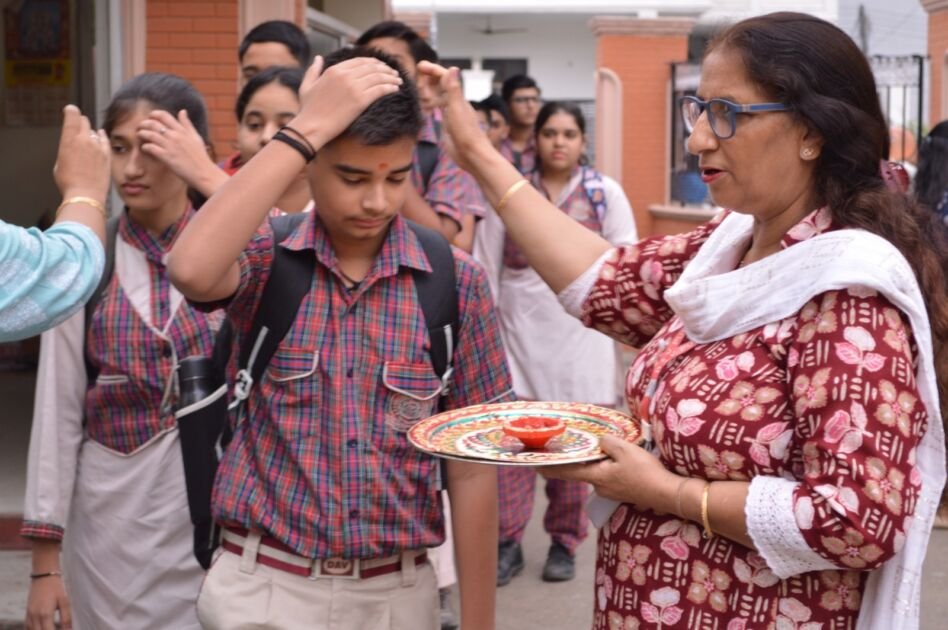 डीएवी पब्लिक स्कूल फरीदाबाद में बच्चों का स्वागत करते शिक्षक और सजे हुए परिसर