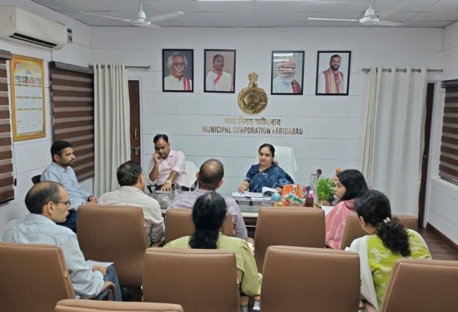 महापौर प्रवीण जोशी की नगर निगम अधिकारियों के साथ समीक्षा बैठक