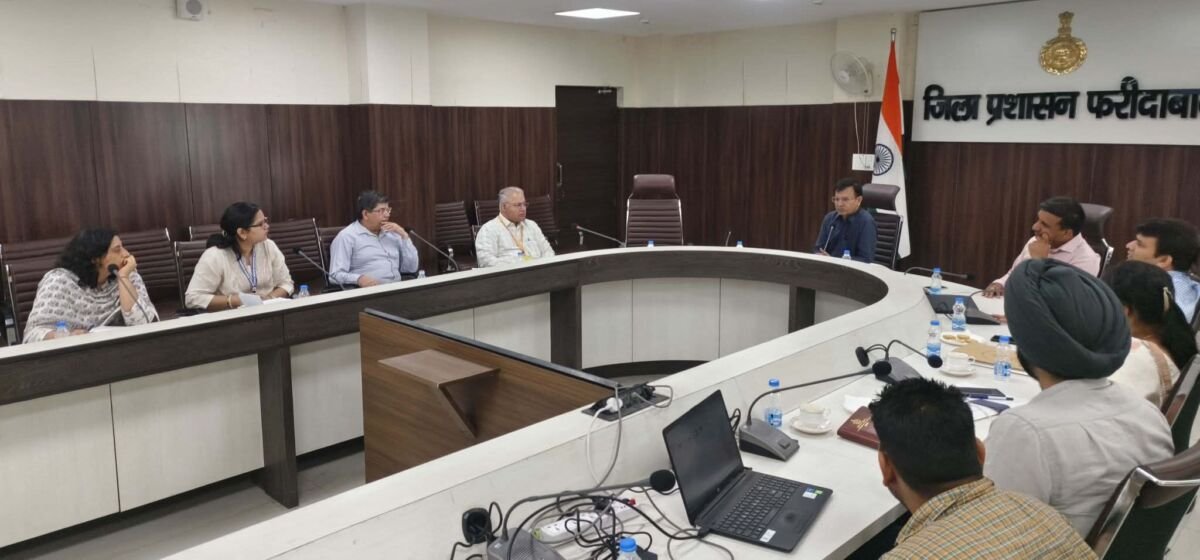 फरीदाबाद में जिला आपदा प्रबंधन की बैठक में अधिकारी आपदा योजनाओं पर चर्चा करते हुए