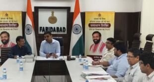 मुख्यमंत्री आवास योजना की समीक्षा बैठक में निर्देश देते डीसी विक्रम सिंह