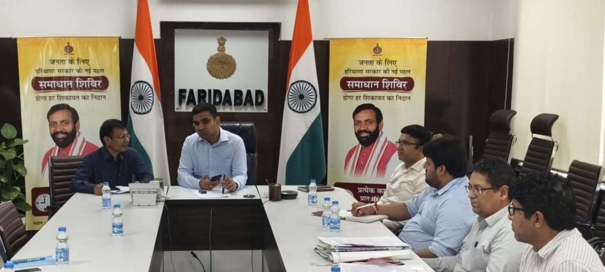 मुख्यमंत्री आवास योजना की समीक्षा बैठक में निर्देश देते डीसी विक्रम सिंह