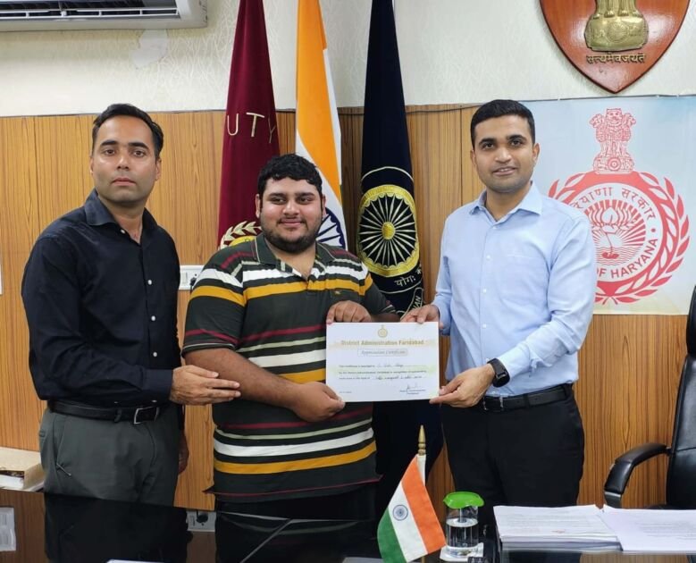 डीसी विक्रम सिंह द्वारा सड़क सुरक्षा जागरूकता के लिए पलाश सलूजा को सम्मानित करते हुए