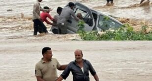 भीनमाल में नदी में फंसे व्यक्ति को बचाते पुलिसकर्मी और युवक