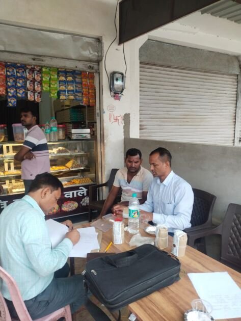 मीरजापुर में पनीर और दूध की जांच करती खाद्य सुरक्षा टीम