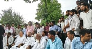 अनंगपुर गांव में राष्ट्रीय महापंचायत की घोषणा करते गुर्जर और कांग्रेस नेता
