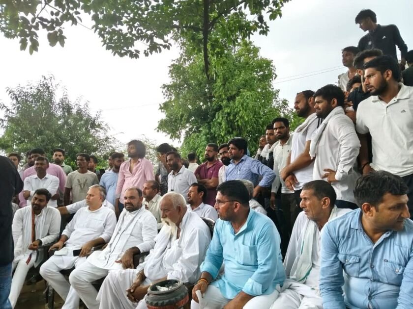 अनंगपुर गांव में राष्ट्रीय महापंचायत की घोषणा करते गुर्जर और कांग्रेस नेता