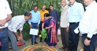शिक्षा मंत्री रजनी तिवारी और कुलपति अवध विश्वविद्यालय में सिंदूर पौधा लगाते हुए