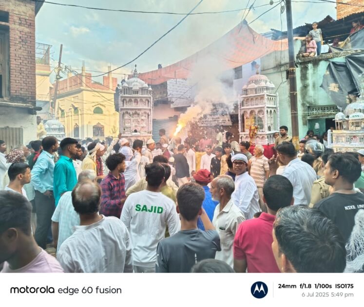 मीरजापुर अहरौरा में मोहर्रम पर निकाला गया 49 ताजियों का जुलूस
