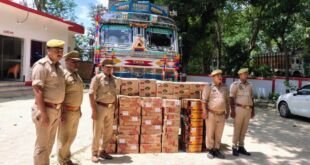 देवरिया में थाना मईल पुलिस द्वारा ट्रक से अवैध शराब की बड़ी खेप बरामद