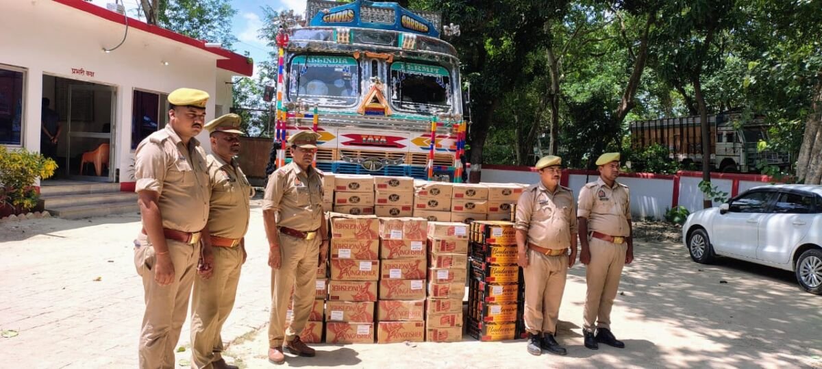देवरिया में थाना मईल पुलिस द्वारा ट्रक से अवैध शराब की बड़ी खेप बरामद