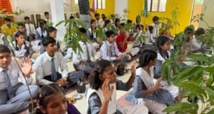 देवरिया के स्कूल में छात्रों को वितरित किए गए 108 आम के पौधे