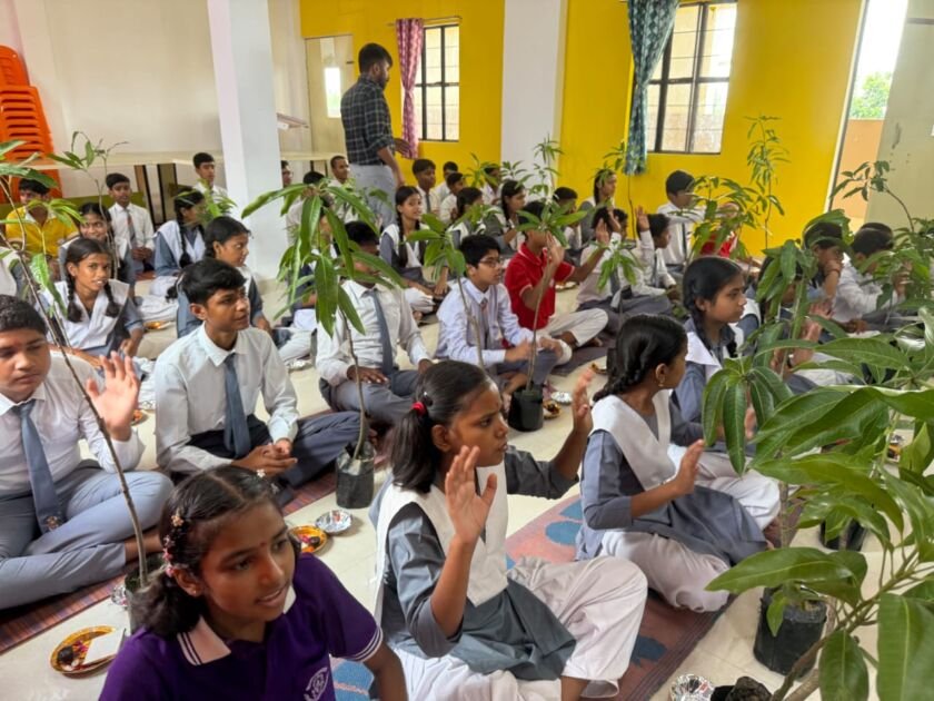 देवरिया के स्कूल में छात्रों को वितरित किए गए 108 आम के पौधे