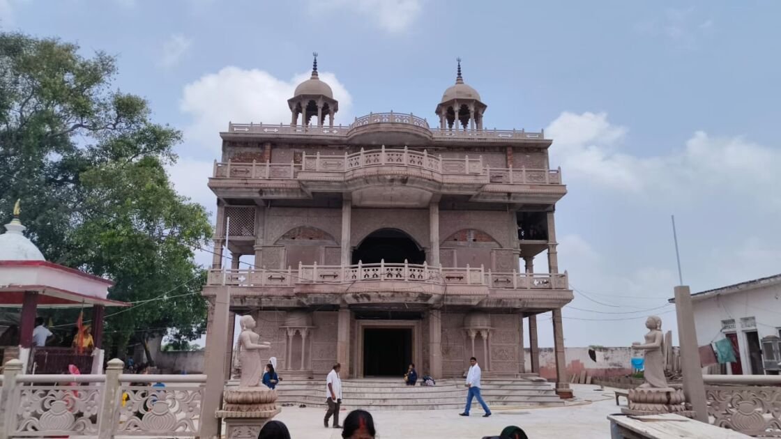 गाजीपुर में शिवपूजन बाबा आश्रम में गुरु पूर्णिमा के अवसर पर महाप्रसाद की तैयारी