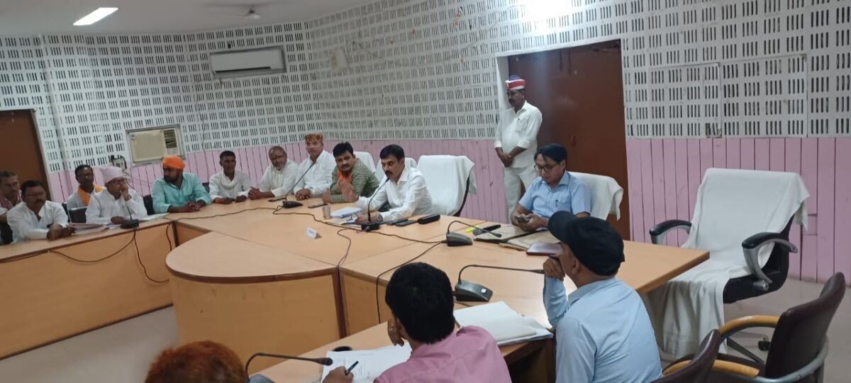 बलिया में जाति प्रमाण पत्र को लेकर डीएम की बैठक