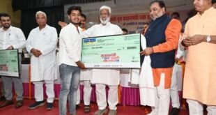 चन्द्रशेखर पुण्यतिथि पर जलशक्ति मंत्री द्वारा प्रमाण-पत्र वितरण