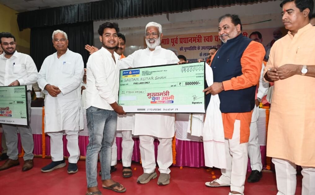 चन्द्रशेखर पुण्यतिथि पर जलशक्ति मंत्री द्वारा प्रमाण-पत्र वितरण