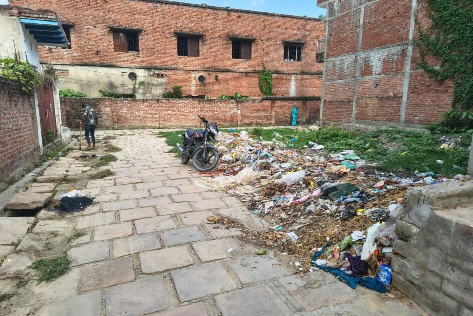 अहरौरा वार्डों में फैली गंदगी और कचरे का ढेर