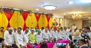 अनंगपुर गांव में महापंचायत की घोषणा करते विजय प्रताप