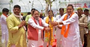 एक पेड़ माँ के नाम 2.0" महाअभियान के अंतर्गत परिवहन मंत्री एवं जिलाधिकारी ने लगाए पौधे