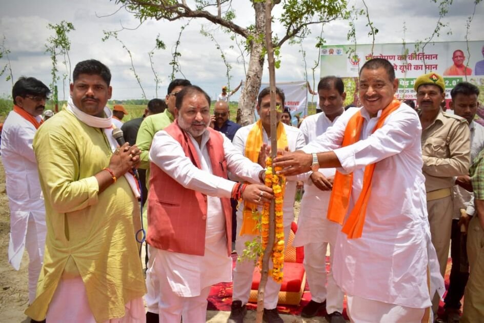 एक पेड़ माँ के नाम 2.0" महाअभियान के अंतर्गत परिवहन मंत्री एवं जिलाधिकारी ने लगाए पौधे