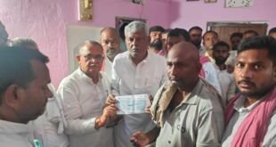 बलिया में गोलू यादव के परिजनों से मिलते समाजवादी पार्टी प्रतिनिधिमंडल के सदस्य