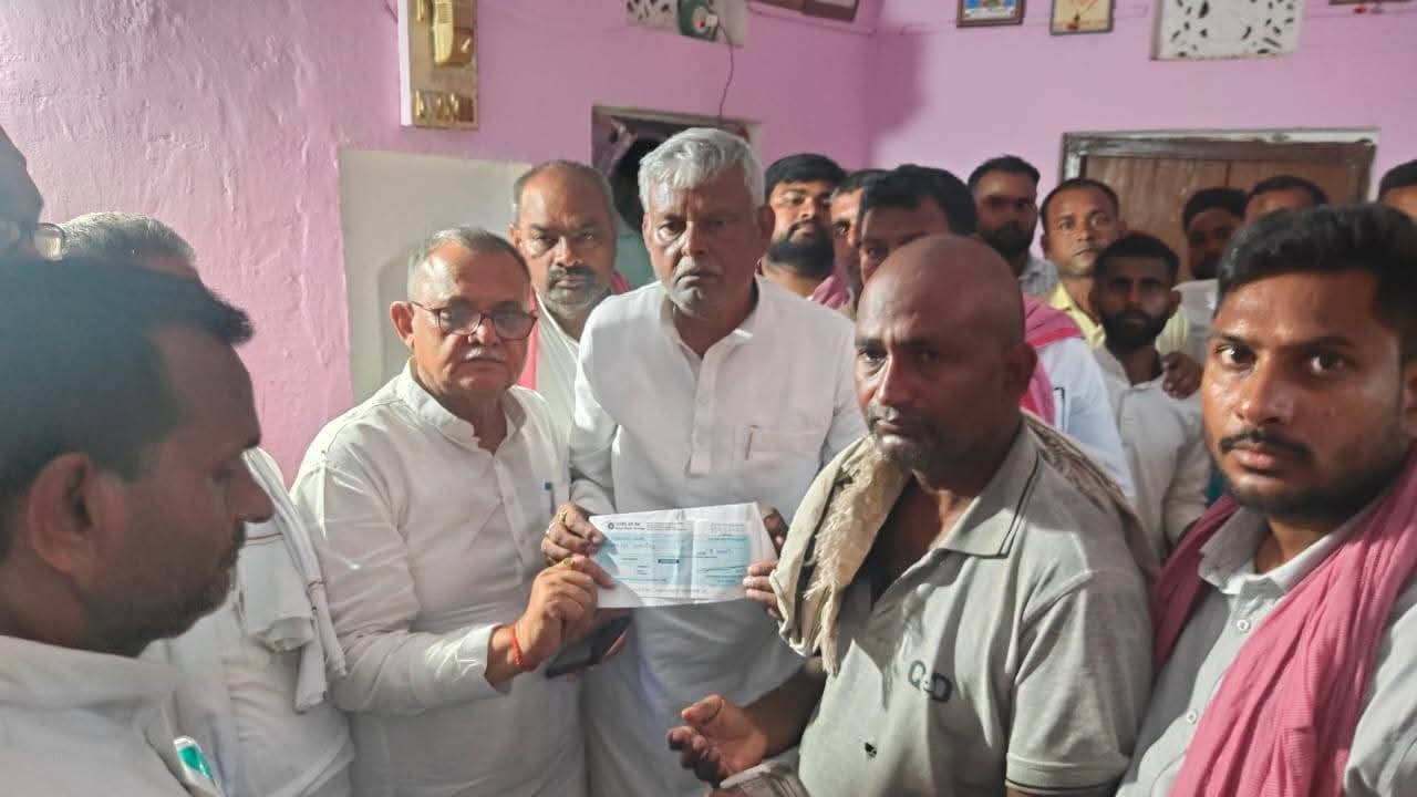 बलिया में गोलू यादव के परिजनों से मिलते समाजवादी पार्टी प्रतिनिधिमंडल के सदस्य
