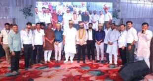 गुरुपूर्णिमा महोत्सव में मंच पर सम्मानित होते हुए विद्यार्थी और उपस्थित संत