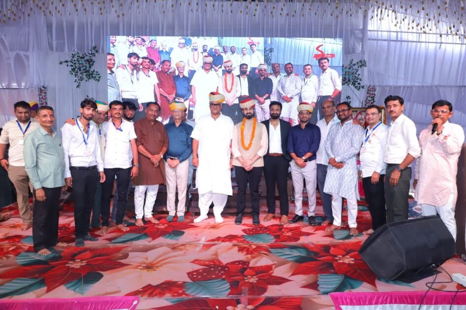 गुरुपूर्णिमा महोत्सव में मंच पर सम्मानित होते हुए विद्यार्थी और उपस्थित संत