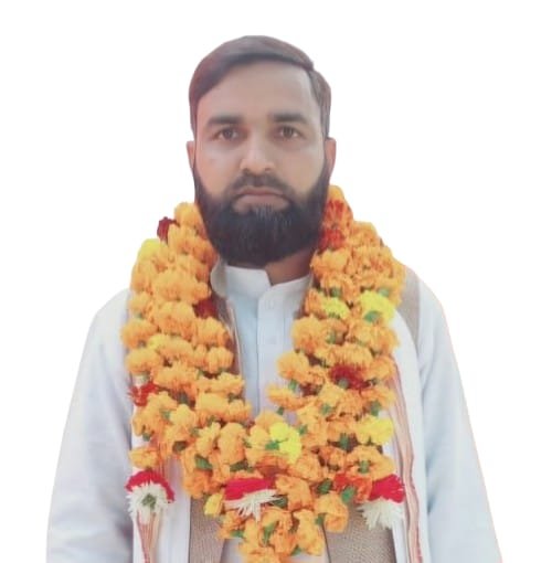 ग्राम प्रधान अजीमुद्दीन खां ग्रामीणों के साथ विकास कार्यों की समीक्षा करते हुए
