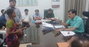 बलिया में जनसुनवाई के दौरान डीएम महिला फरियादी की मदद करते हुए .