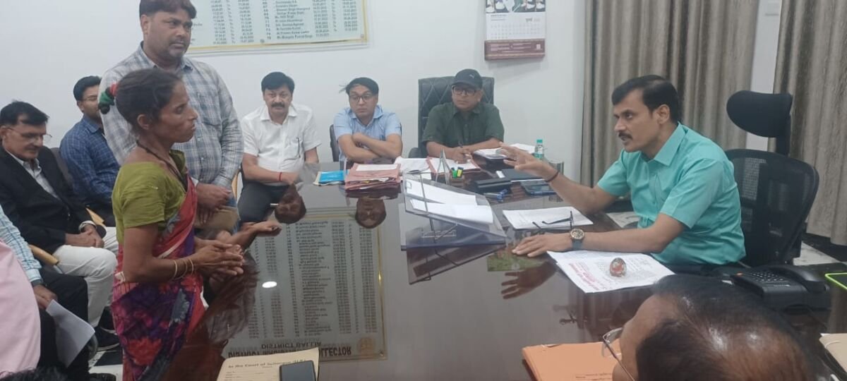 बलिया में जनसुनवाई के दौरान डीएम महिला फरियादी की मदद करते हुए .
