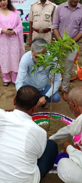 बलिया में जनपद न्यायाधीश द्वारा वृक्षारोपण करते हुए