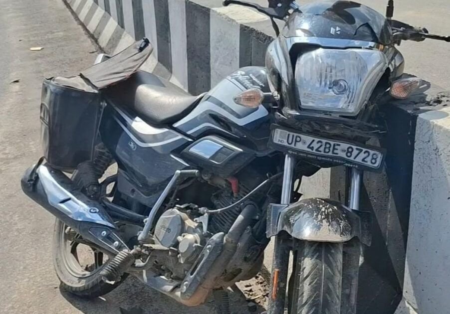 अयोध्या में भेलसर चौराहे पर सड़क हादसे में क्षतिग्रस्त बाइक और मौके पर जुटी भीड़