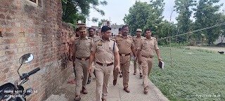 बलिया में लूट की घटना स्थल का पुलिस निरीक्षण करते हुए