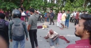 करौदी के पास सड़क हादसे में घायल बाइक सवार लोग