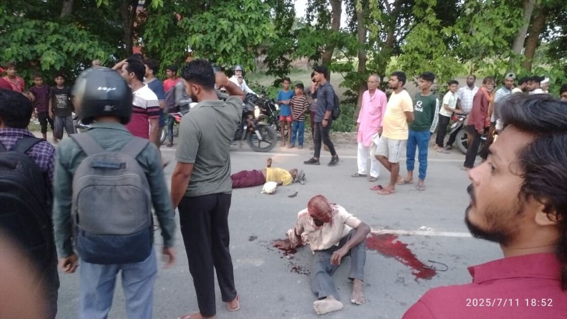 करौदी के पास सड़क हादसे में घायल बाइक सवार लोग