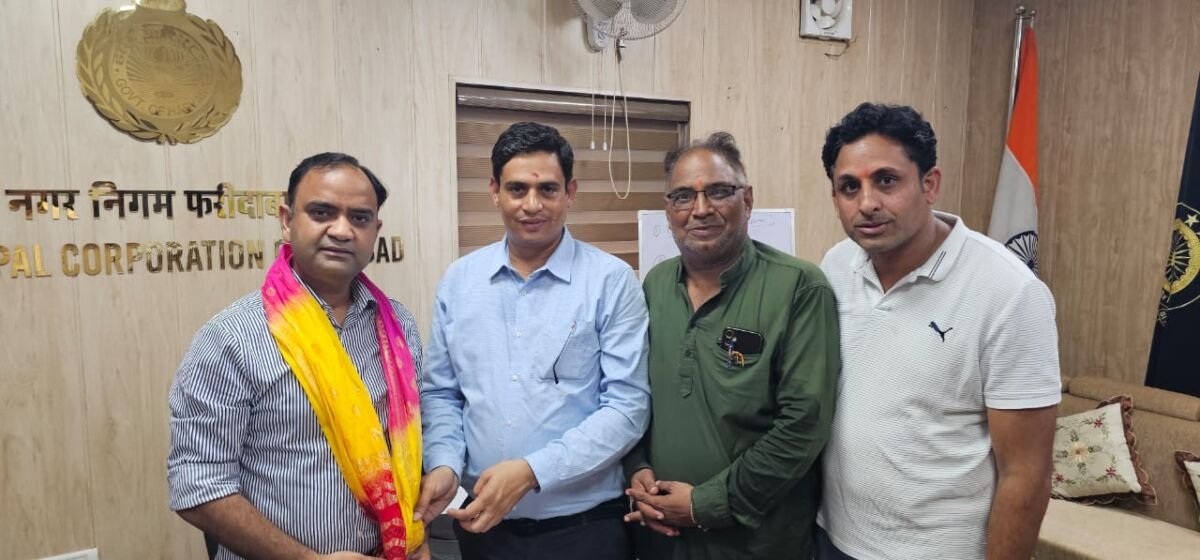 फरीदाबाद नगर निगम आयुक्त से मुलाकात करते समाजसेवी संगठन के प्रतिनिधि