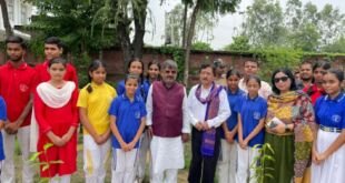 अयोध्या डीएसएम स्कूल में वृक्षारोपण करते विधायक रामचंद्र यादव