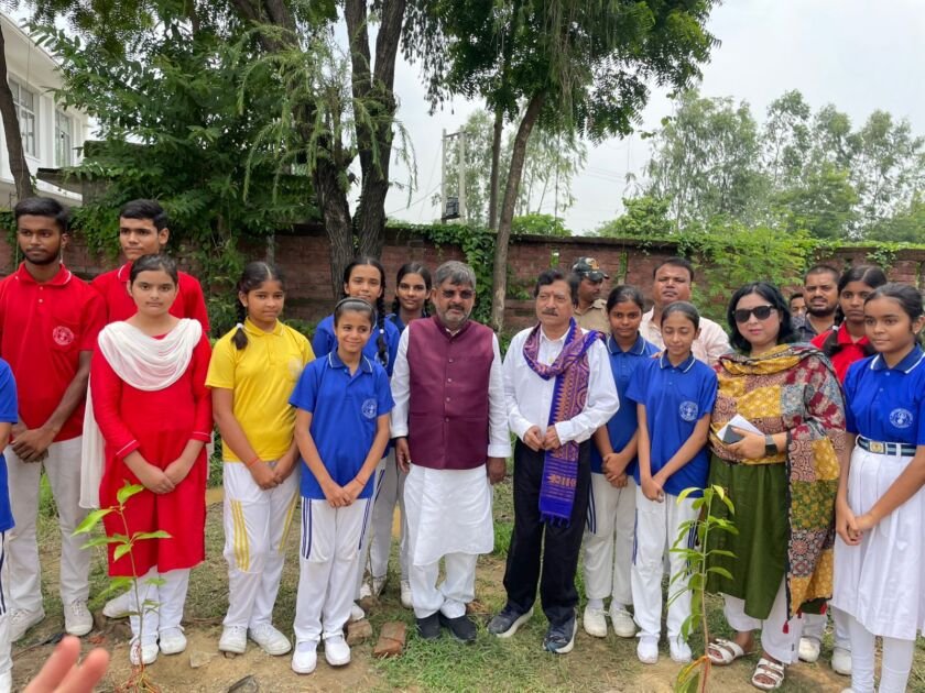 अयोध्या डीएसएम स्कूल में वृक्षारोपण करते विधायक रामचंद्र यादव
