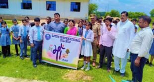 लोटस इंटरनेशनल कॉलेज में पौधारोपण करते चौकी इंचार्ज प्रमेंद्र प्रताप सिंह